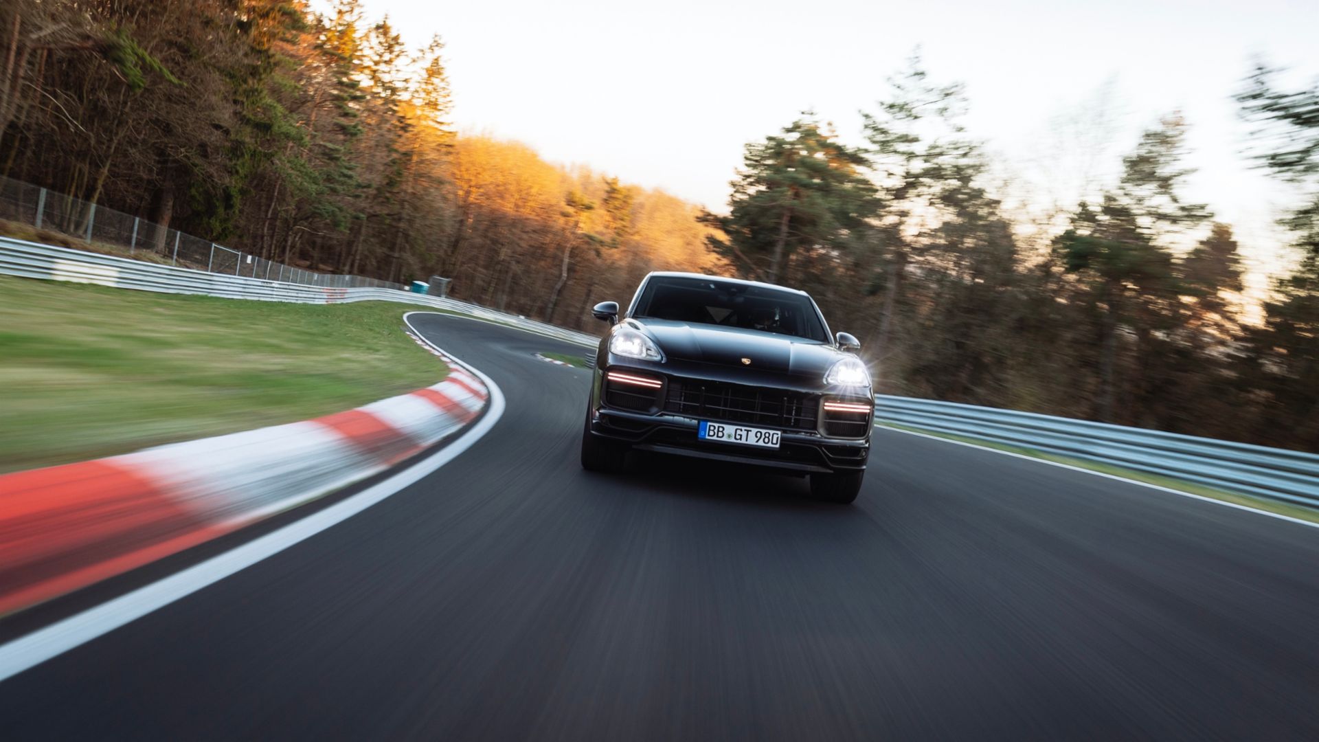 Nürburgring Nordschleife'de Porsche Cayenne rekoru