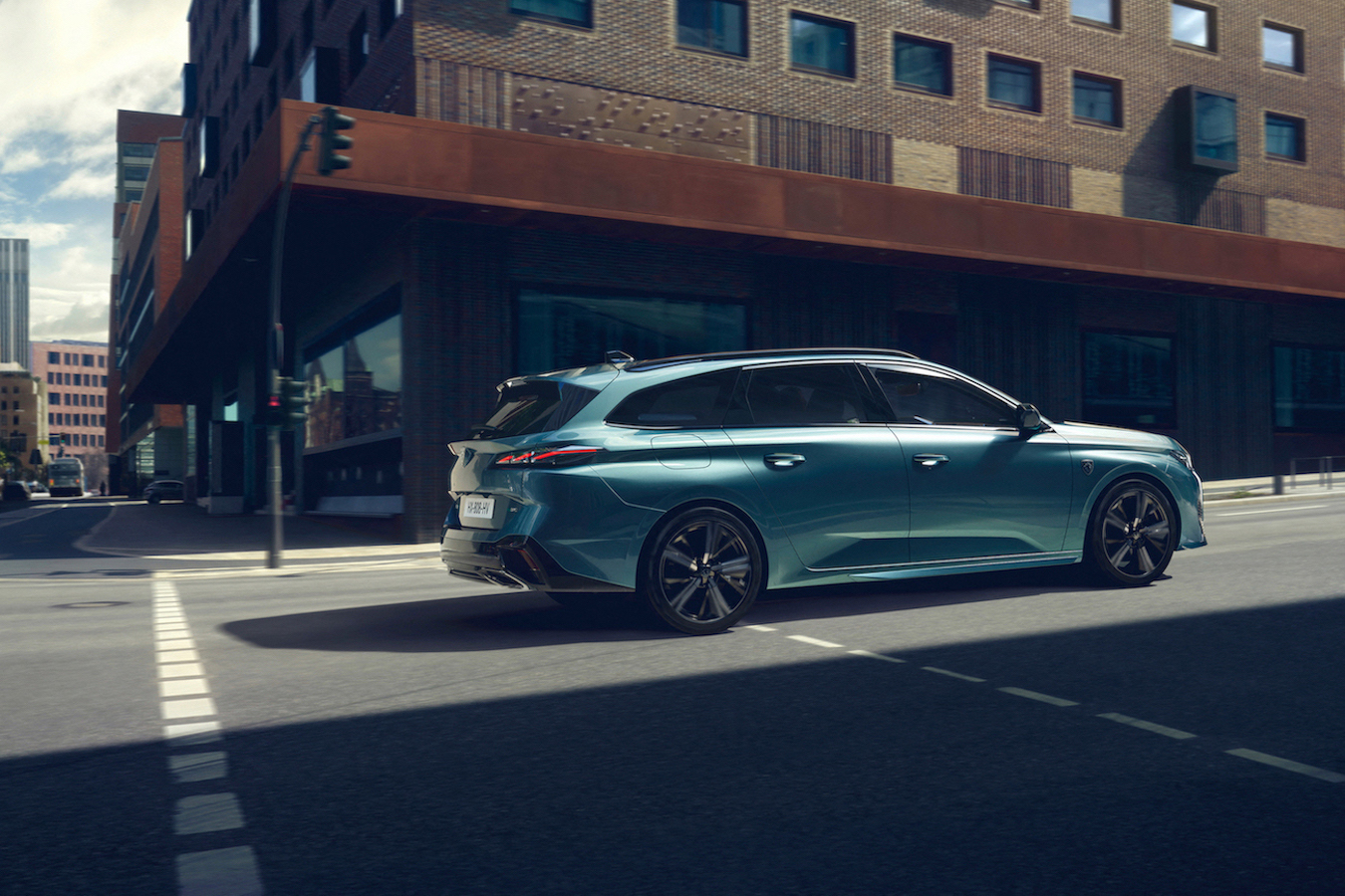 Yeni Peugeot 308 SW yenilenen yüzüyle karşınızda