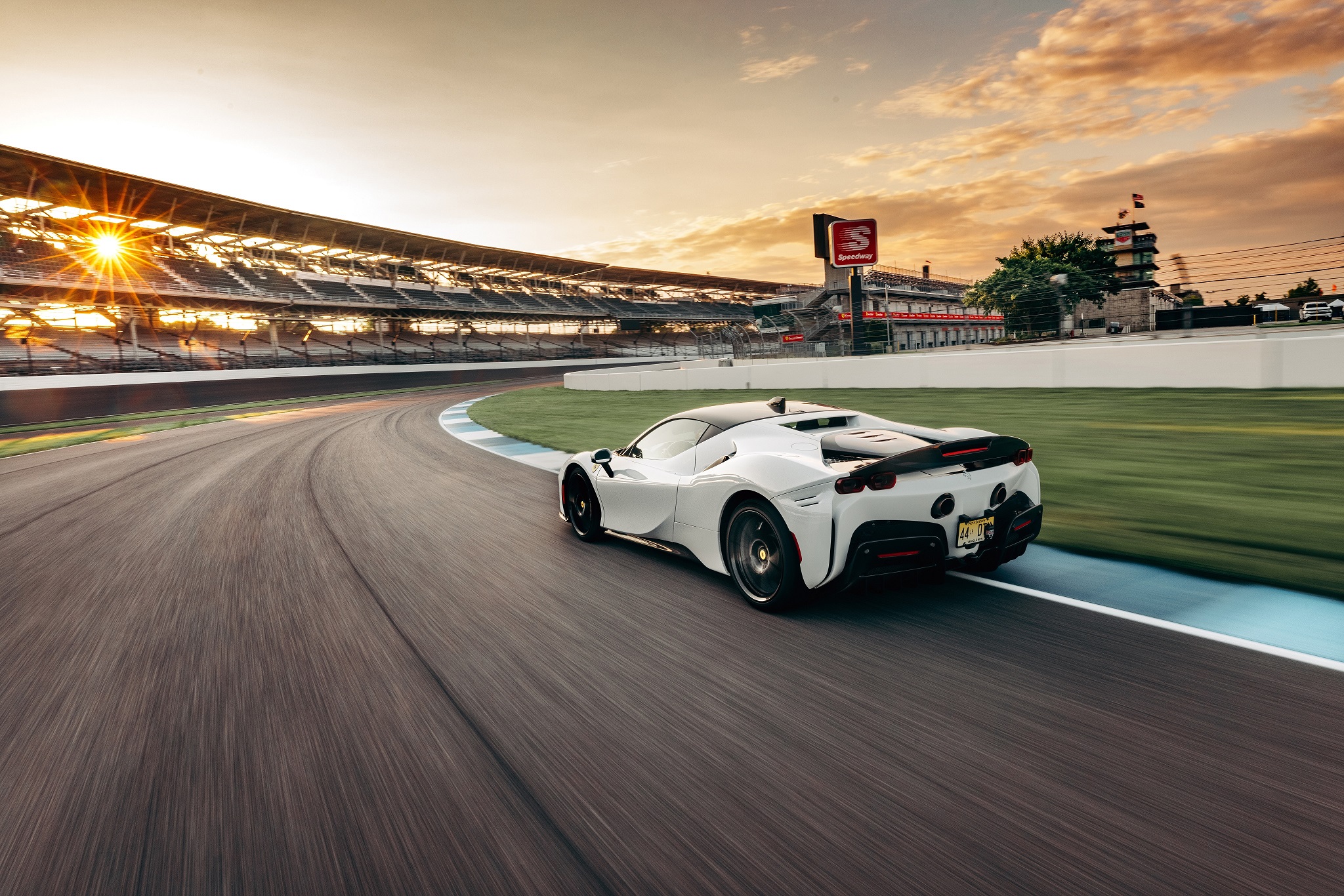 Ferrari SF90 Stradale yeni bir rekora imza attı