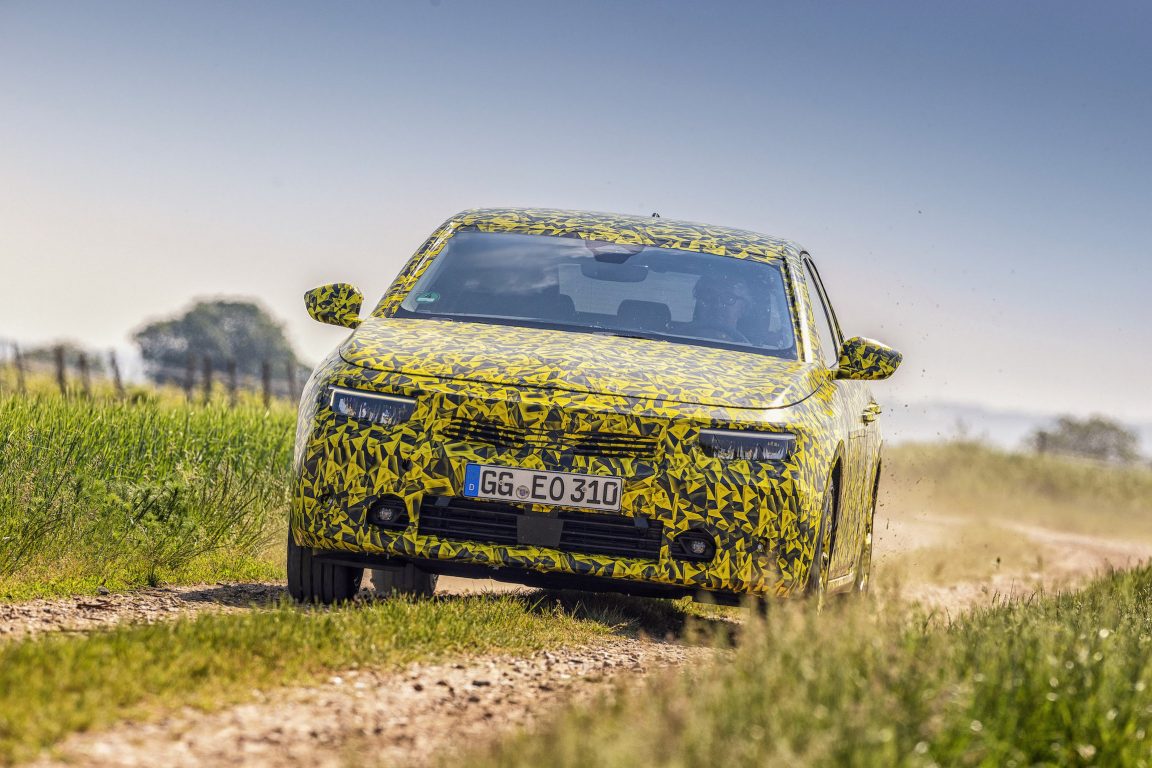 Yeni Opel Astra zorlu test sürüşleri bitiyor