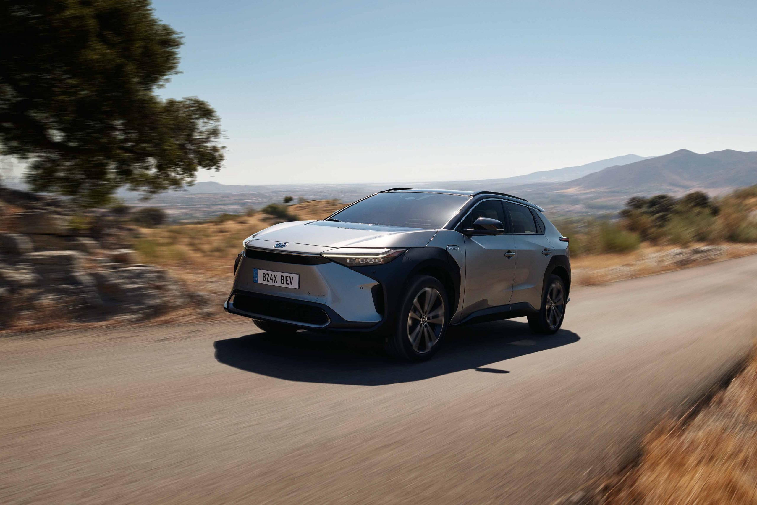 Toyota'nın Yeni Elektrikli Aracı bZ4X tanıtıldı