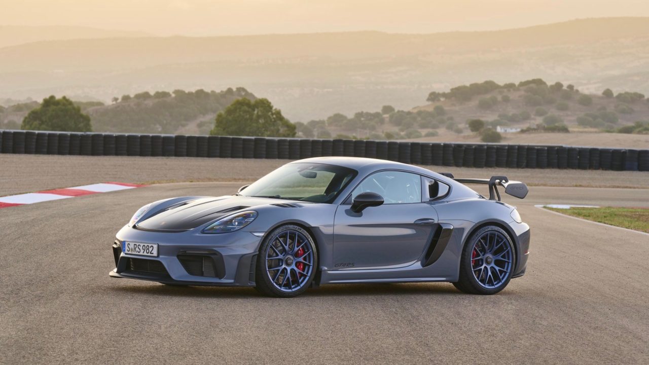 Yeni Porsche 718 Cayman GT4 RS ile yarış otomobili caddelere iniyor