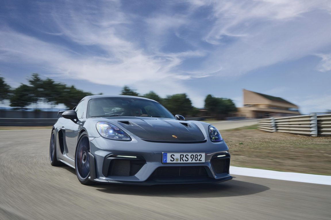 Yeni Porsche 718 Cayman GT4 RS ile yarış otomobili caddelere iniyor