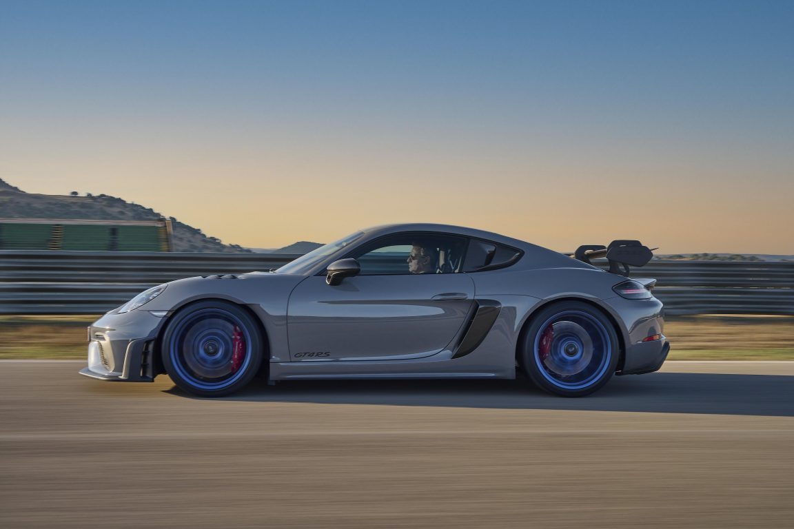 Yeni Porsche 718 Cayman GT4 RS ile yarış otomobili caddelere iniyor