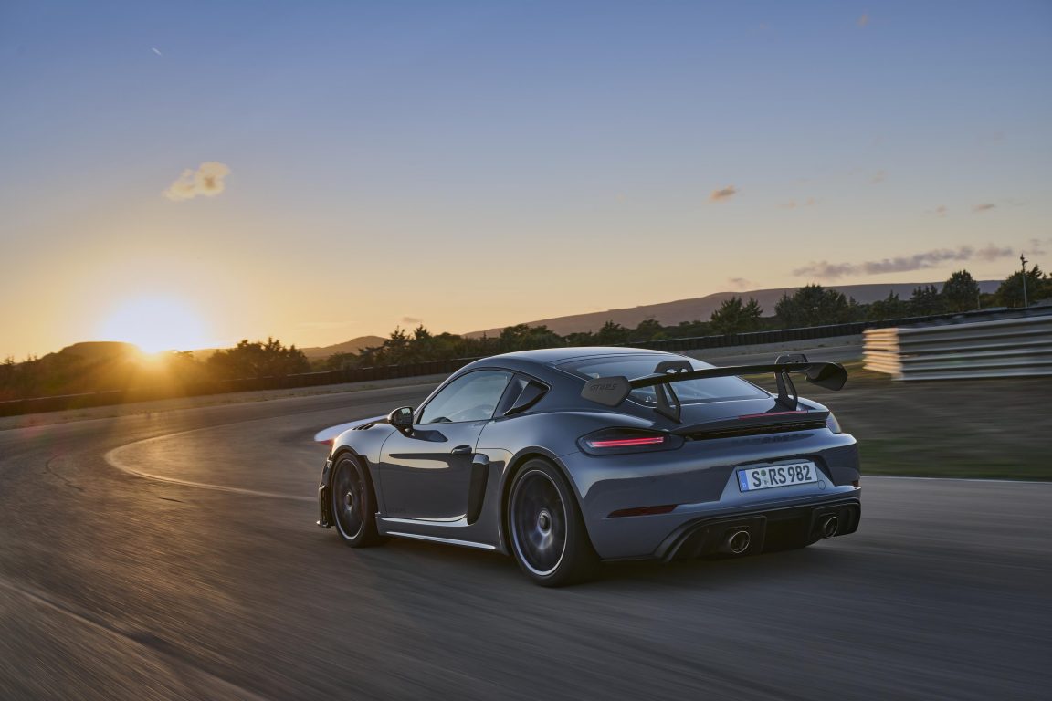 Yeni Porsche 718 Cayman GT4 RS ile yarış otomobili caddelere iniyor