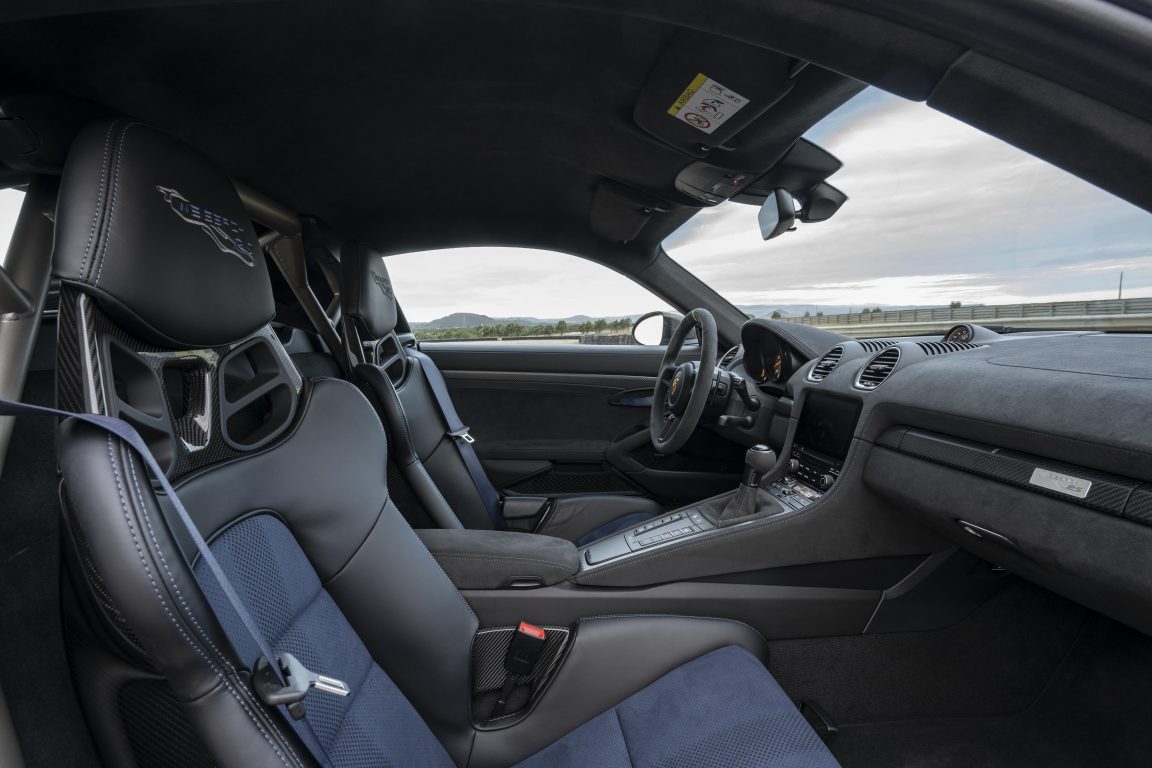 Yeni Porsche 718 Cayman GT4 RS ile yarış otomobili caddelere iniyor