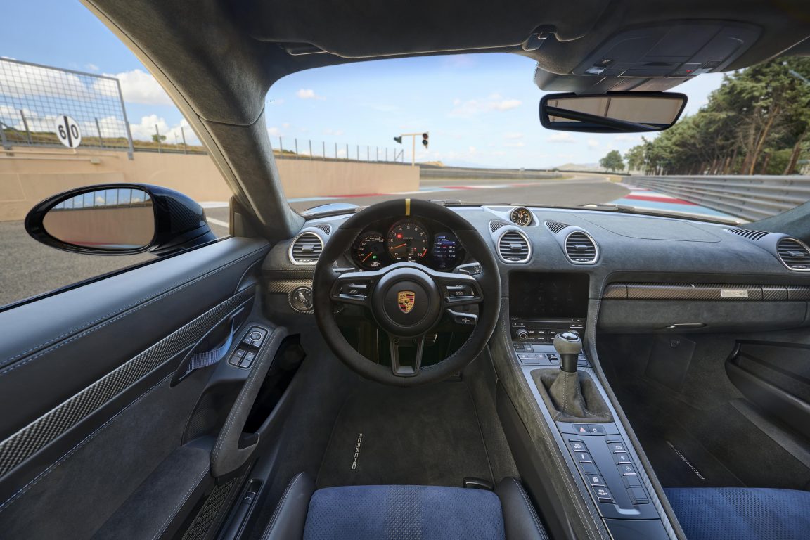 Yeni Porsche 718 Cayman GT4 RS ile yarış otomobili caddelere iniyor