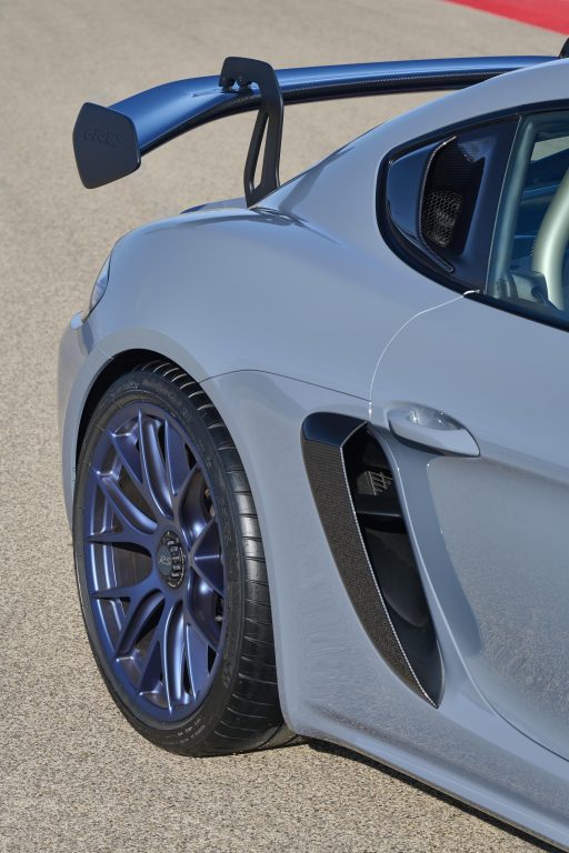 Yeni Porsche 718 Cayman GT4 RS ile yarış otomobili caddelere iniyor