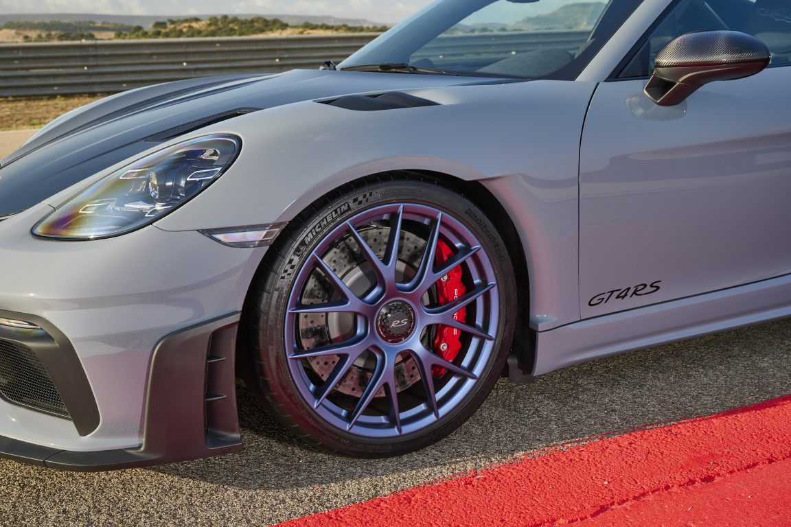 Yeni Porsche 718 Cayman GT4 RS ile yarış otomobili caddelere iniyor