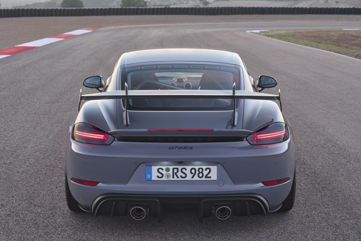 Yeni Porsche 718 Cayman GT4 RS ile yarış otomobili caddelere iniyor