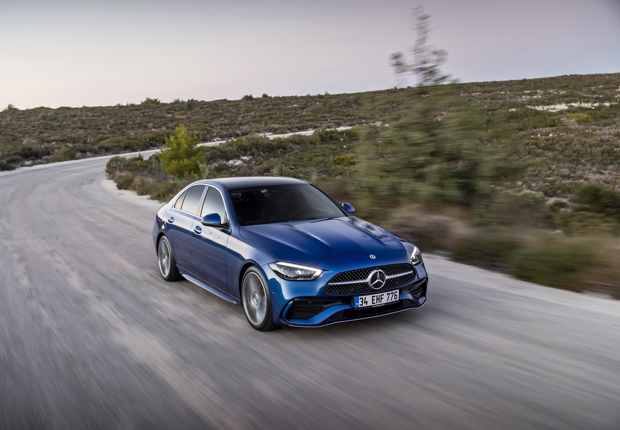 Mercedes C-Serisi 2022 satışa sunuldu. Fiyatı, özellikleri ve test sürüşü