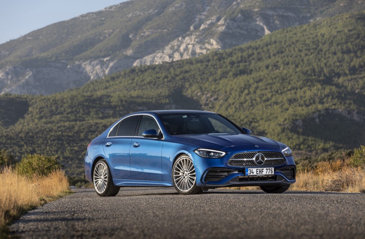 Mercedes C-Serisi 2022 satışa sunuldu. Fiyatı, özellikleri ve test sürüşü