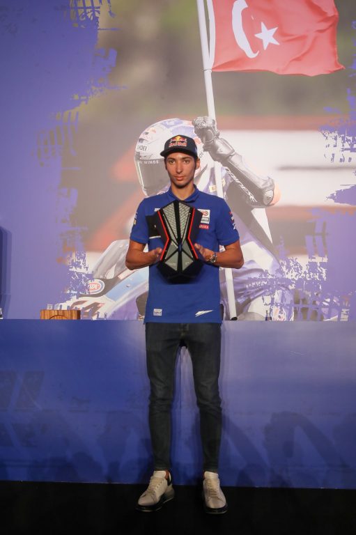 2021 Dünya Superbike şampiyonu ilk Türk sporcu Toprak Razgatlıoğlu oldu