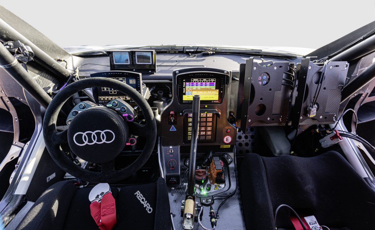 Audi’nin Dakar’da mücadele edecek aracı RS Q e-tron’un kokpiti