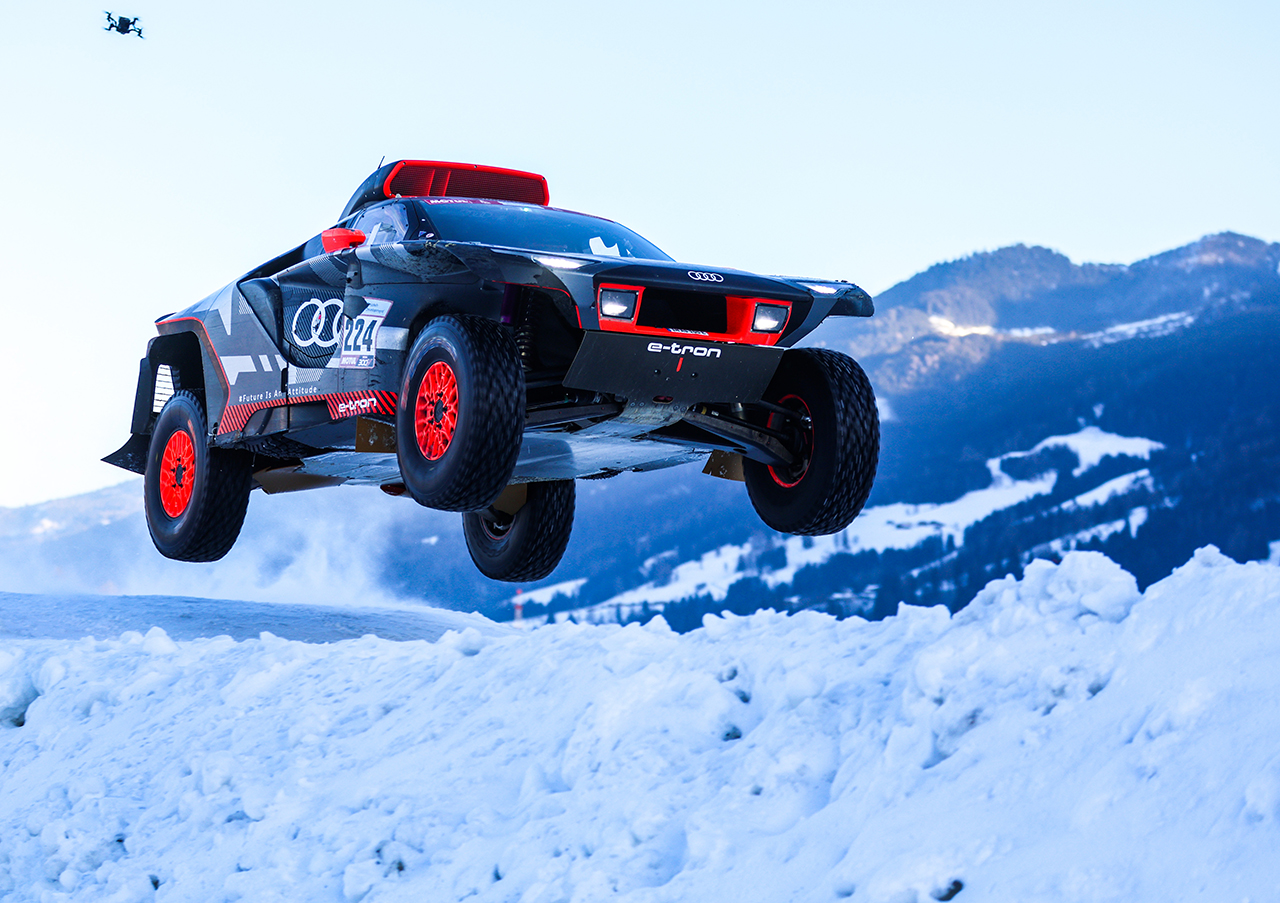 Ken Block Audi RS Q e-tron'un direksiyonuna geçti
