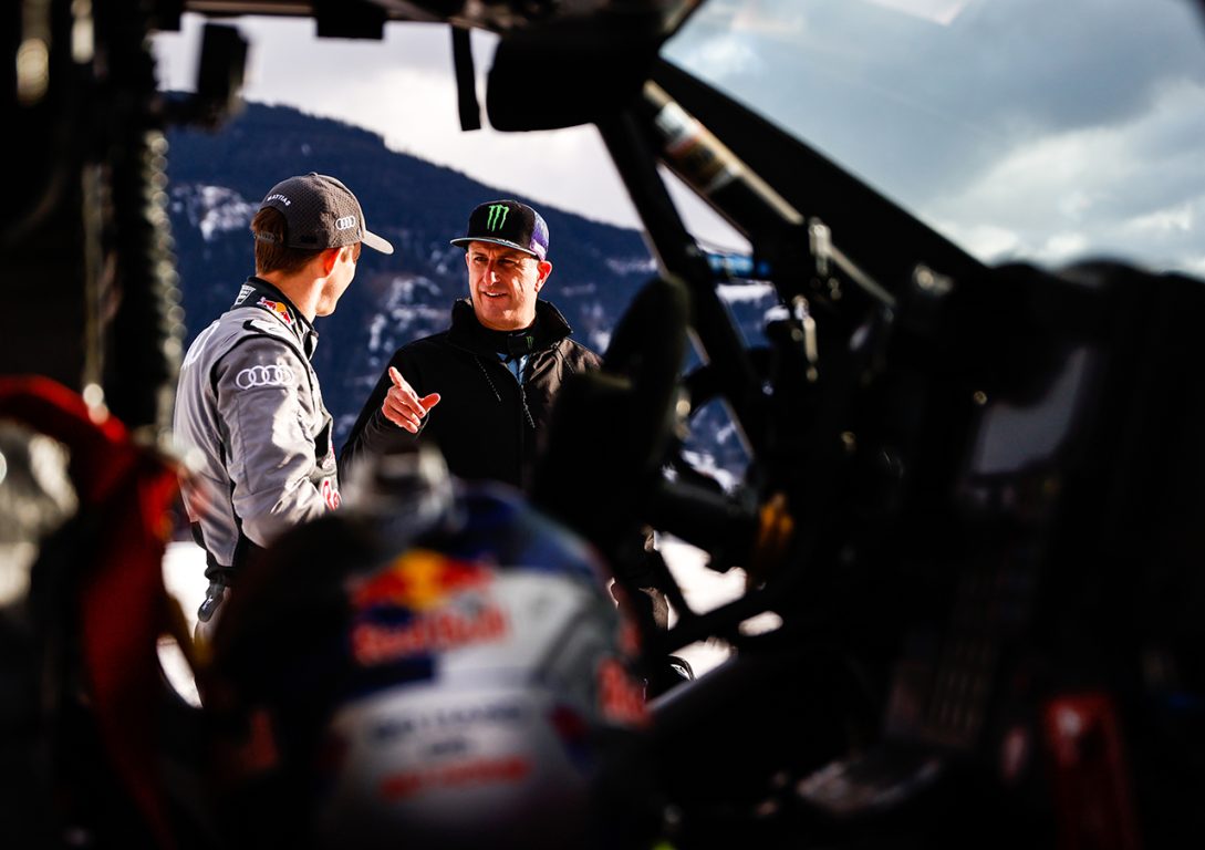 Ken Block Audi RS Q e-tron’un direksiyonuna geçti