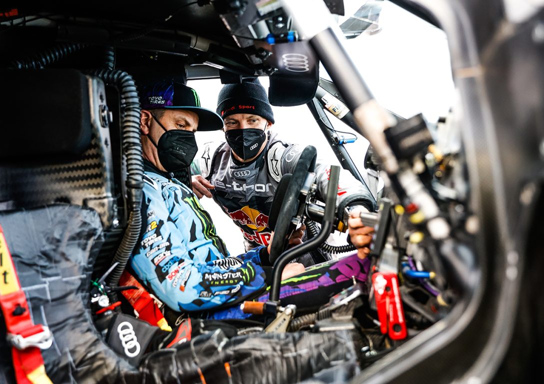 Ken Block Audi RS Q e-tron’un direksiyonuna geçti
