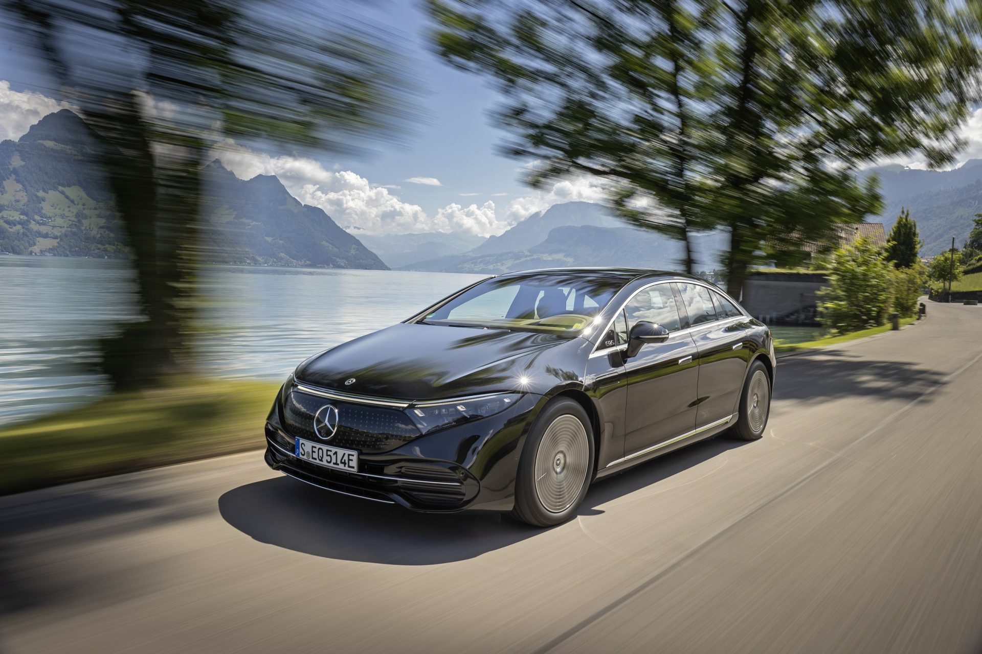 649 km menzile sahip tam elektrikli Mercedes EQS satışa sunuldu