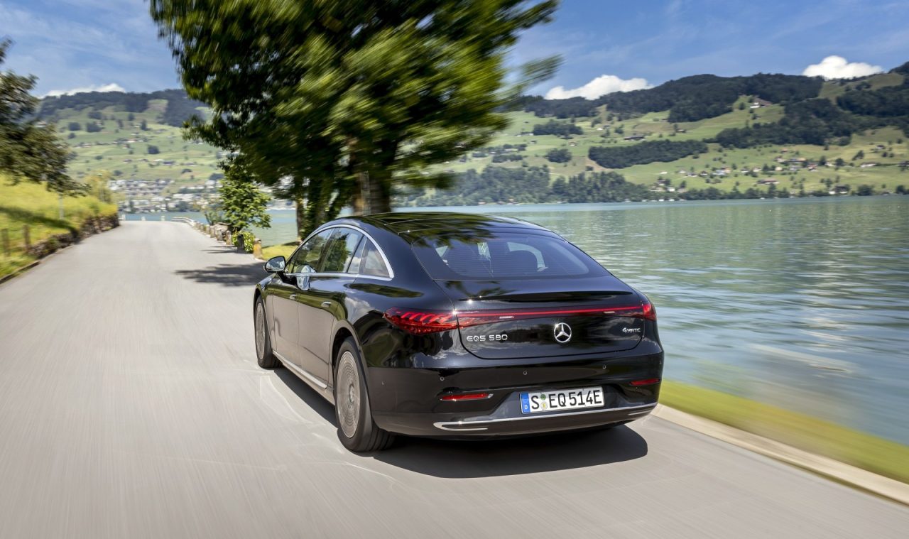 649 km menzile sahip tam elektrikli Mercedes EQS satışa sunuldu