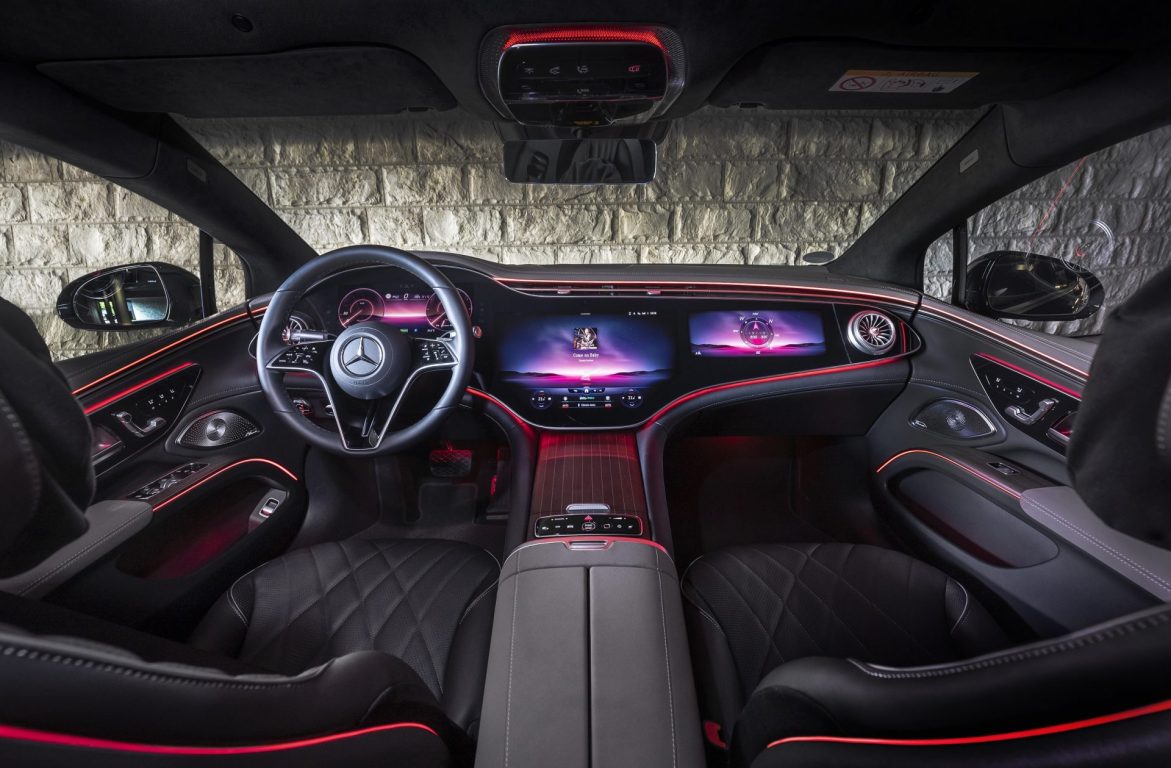 649 km menzile sahip tam elektrikli Mercedes EQS satışa sunuldu