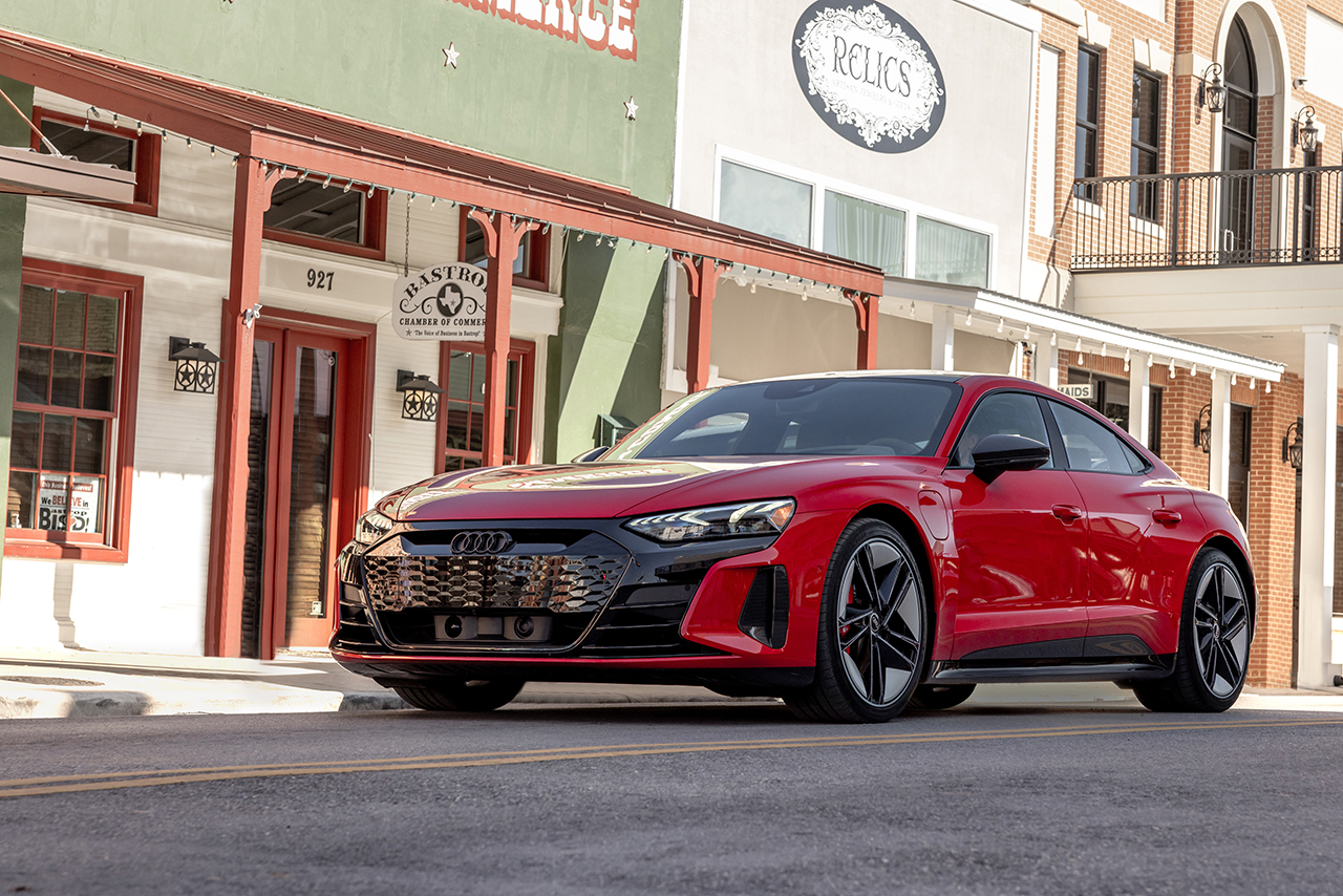 Audi e-tron GT quattro yılın performans otomobili seçildi