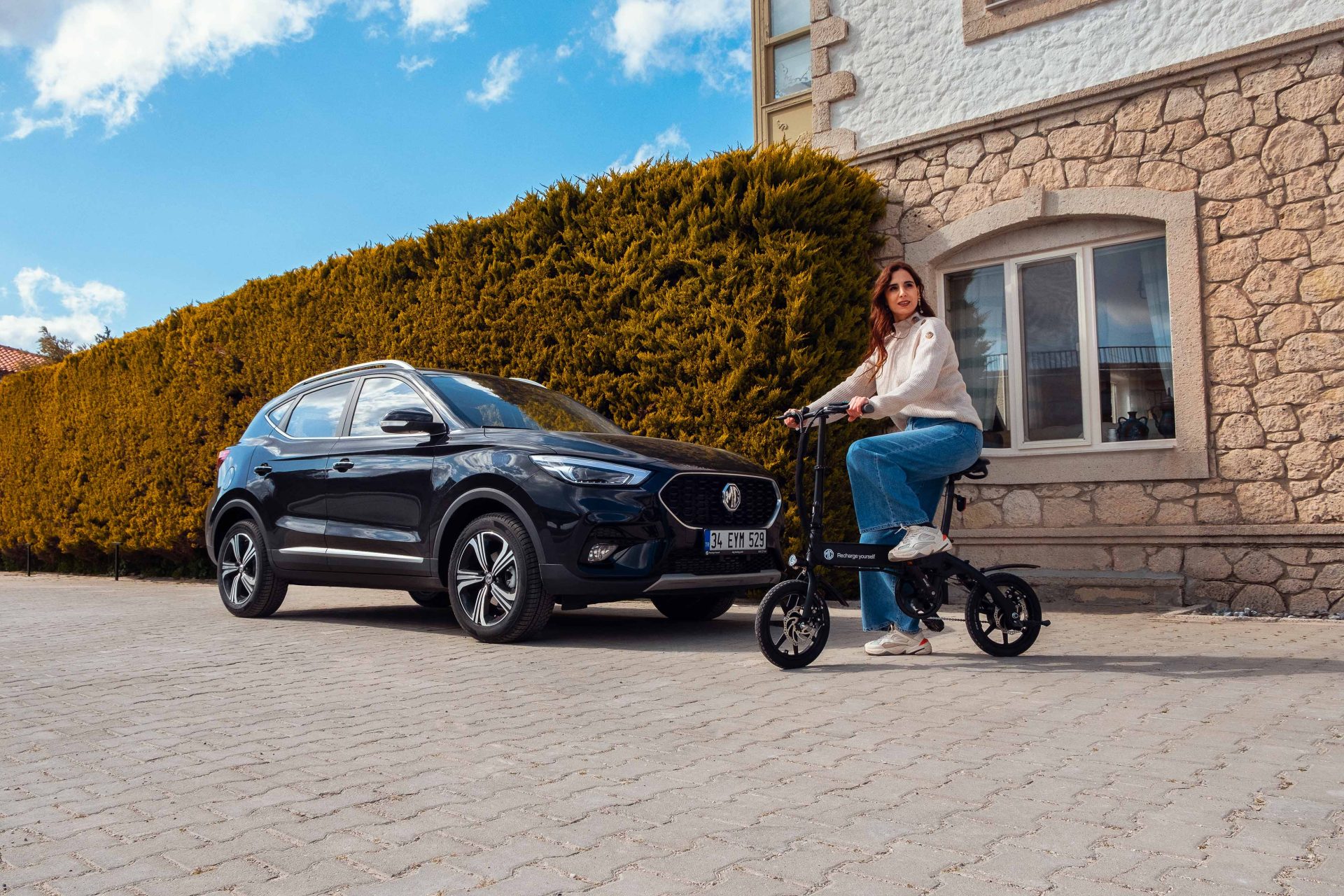Bagajında elektrikli bisikleti olan araba Yeni MG ZS