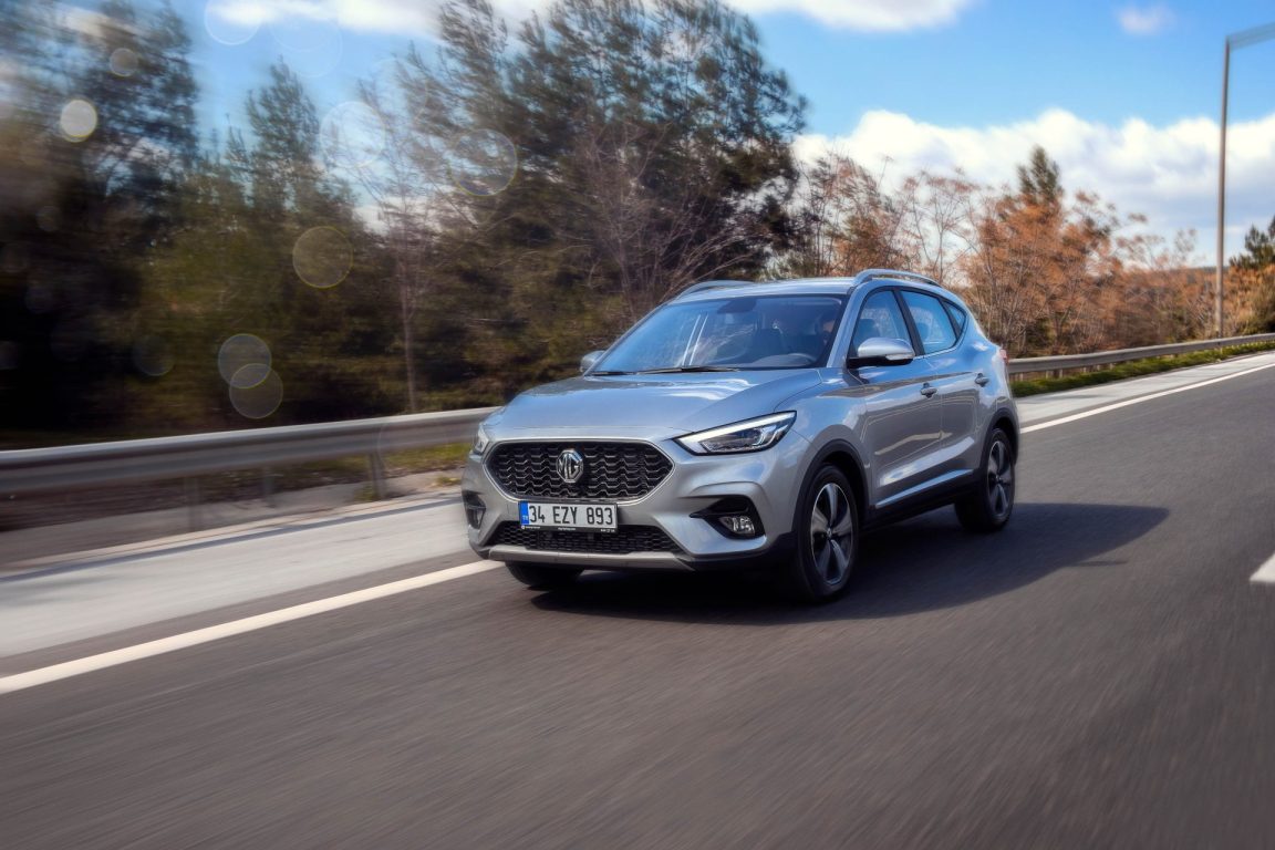 Bagajında elektrikli bisikleti olan araba Yeni MG ZS