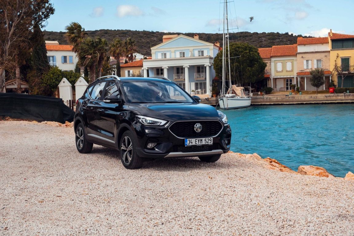 Bagajında elektrikli bisikleti olan araba Yeni MG ZS