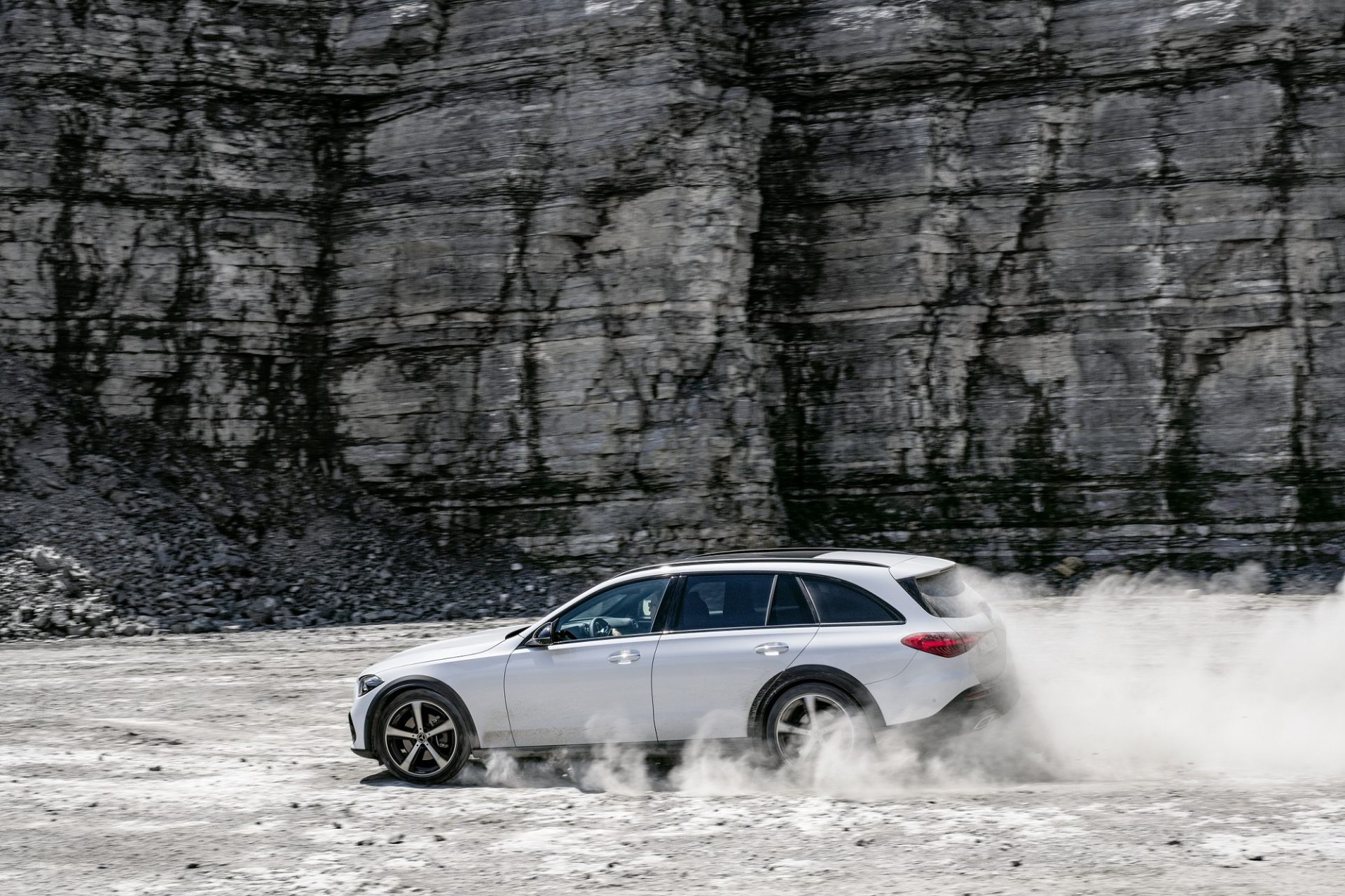 Mercedes C-Serisi All-Terrain ile yol dışına çıkıyor