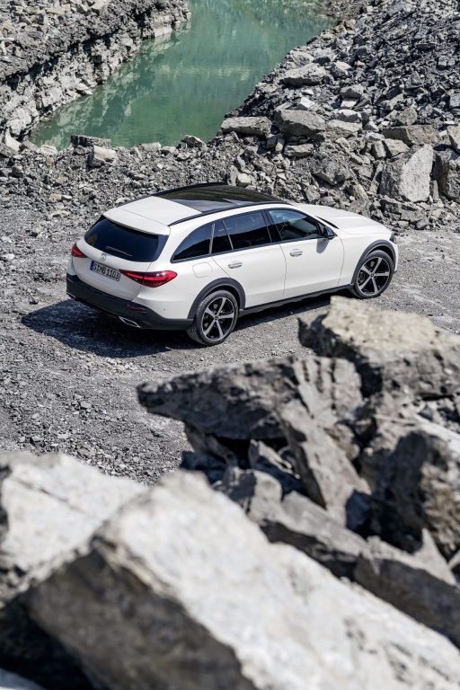 Mercedes C-Serisi All-Terrain ile yol dışına çıkıyor