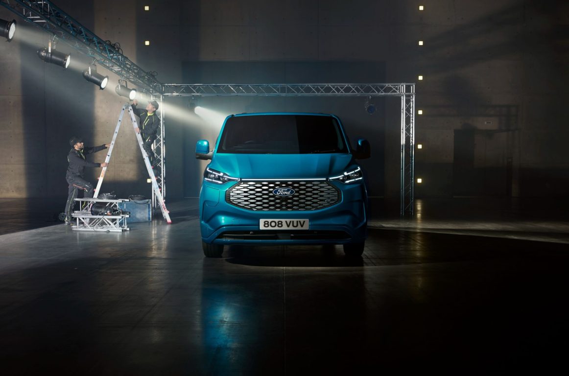 Ford’un merakla beklenen tam elektrikli modeli yeni E-Transit Custom tanıtıldı