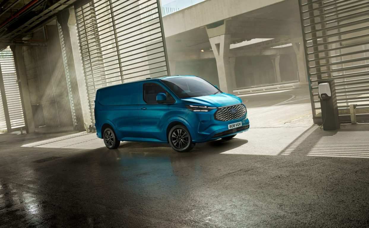 Ford’un merakla beklenen tam elektrikli modeli yeni E-Transit Custom tanıtıldı