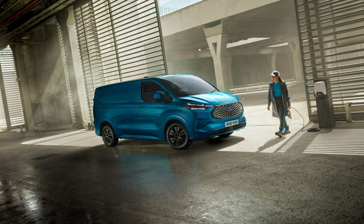 Ford’un merakla beklenen tam elektrikli modeli yeni E-Transit Custom tanıtıldı