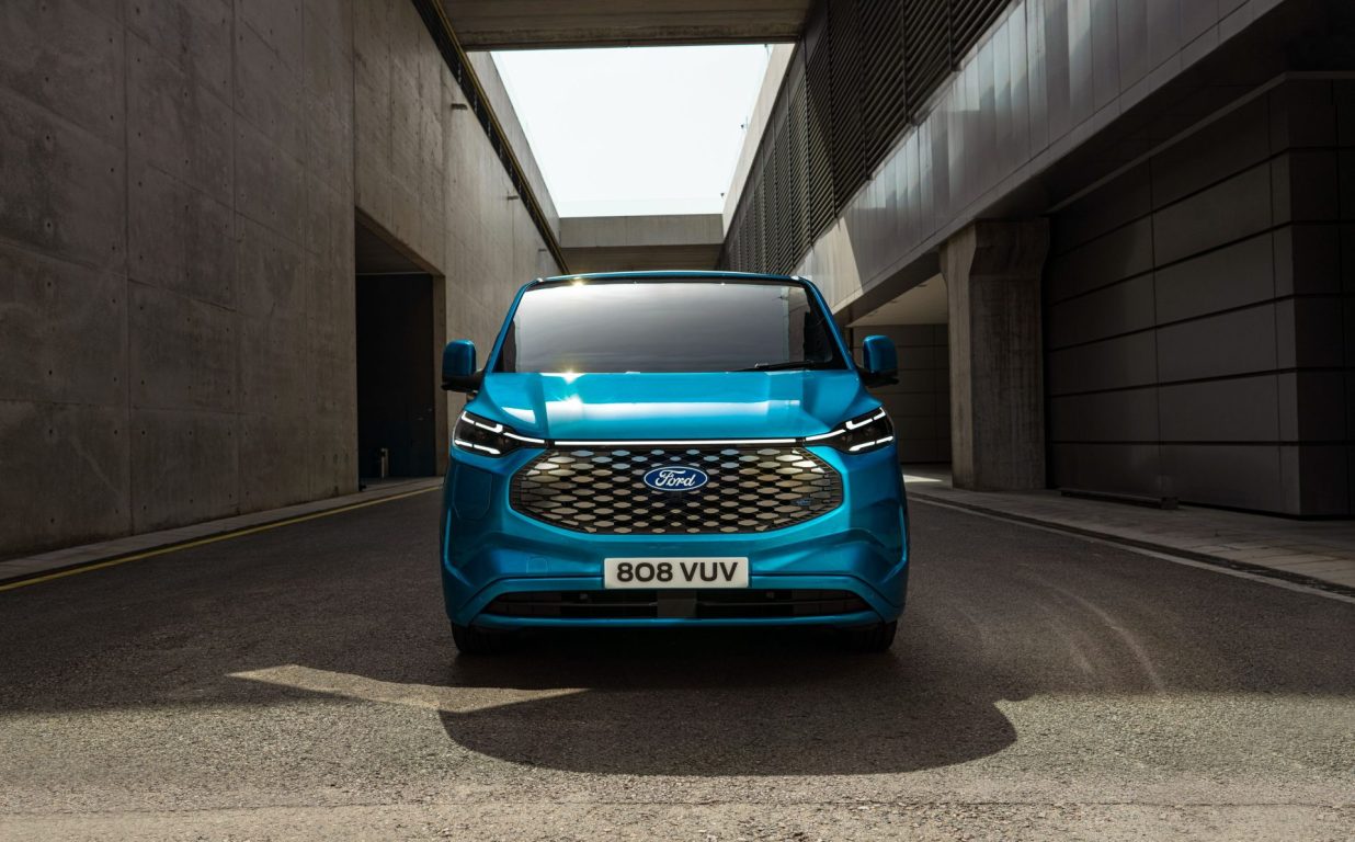 Ford’un merakla beklenen tam elektrikli modeli yeni E-Transit Custom tanıtıldı