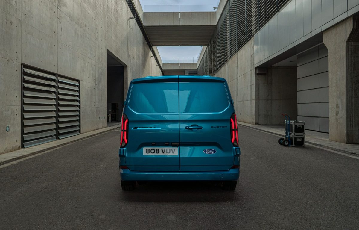 Ford’un merakla beklenen tam elektrikli modeli yeni E-Transit Custom tanıtıldı