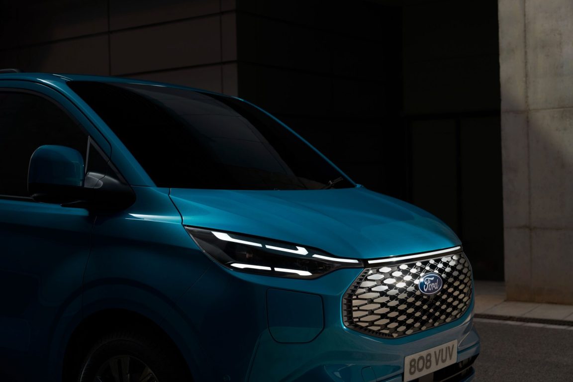 Ford’un merakla beklenen tam elektrikli modeli yeni E-Transit Custom tanıtıldı