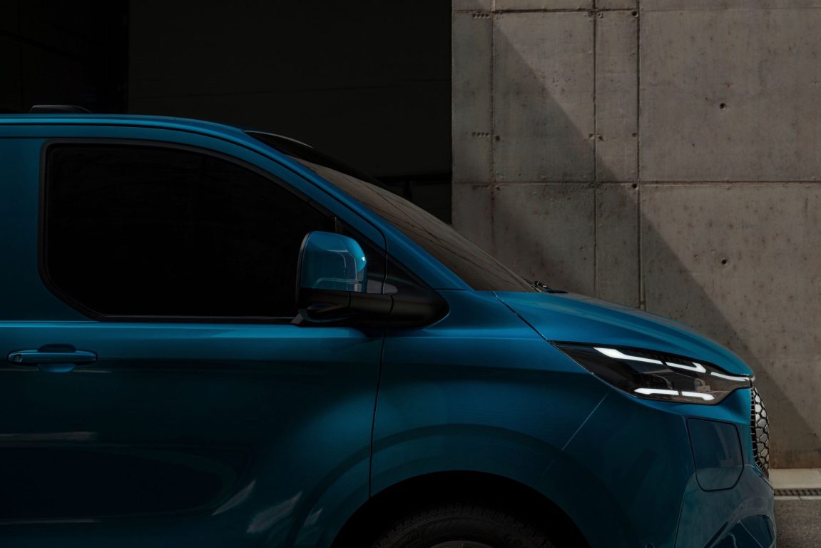 Ford’un merakla beklenen tam elektrikli modeli yeni E-Transit Custom tanıtıldı