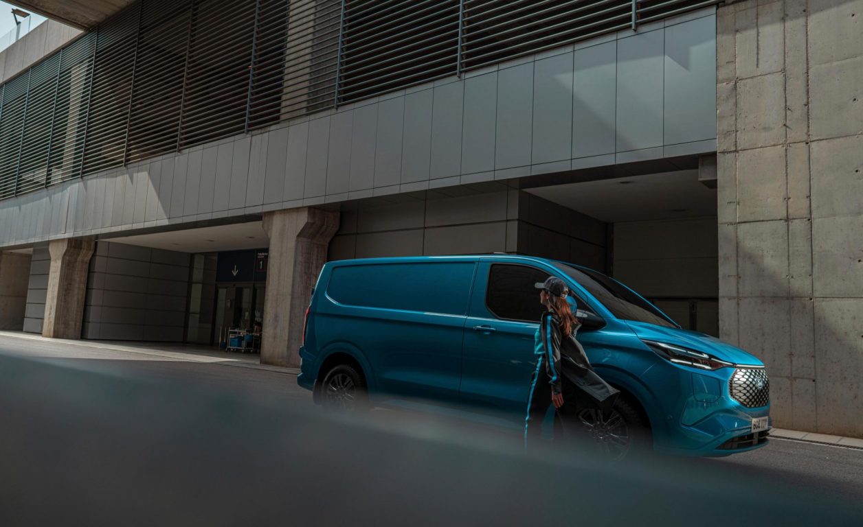 Ford’un merakla beklenen tam elektrikli modeli yeni E-Transit Custom tanıtıldı