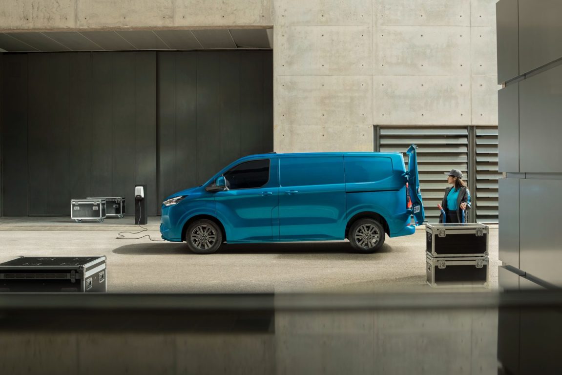 Ford’un merakla beklenen tam elektrikli modeli yeni E-Transit Custom tanıtıldı