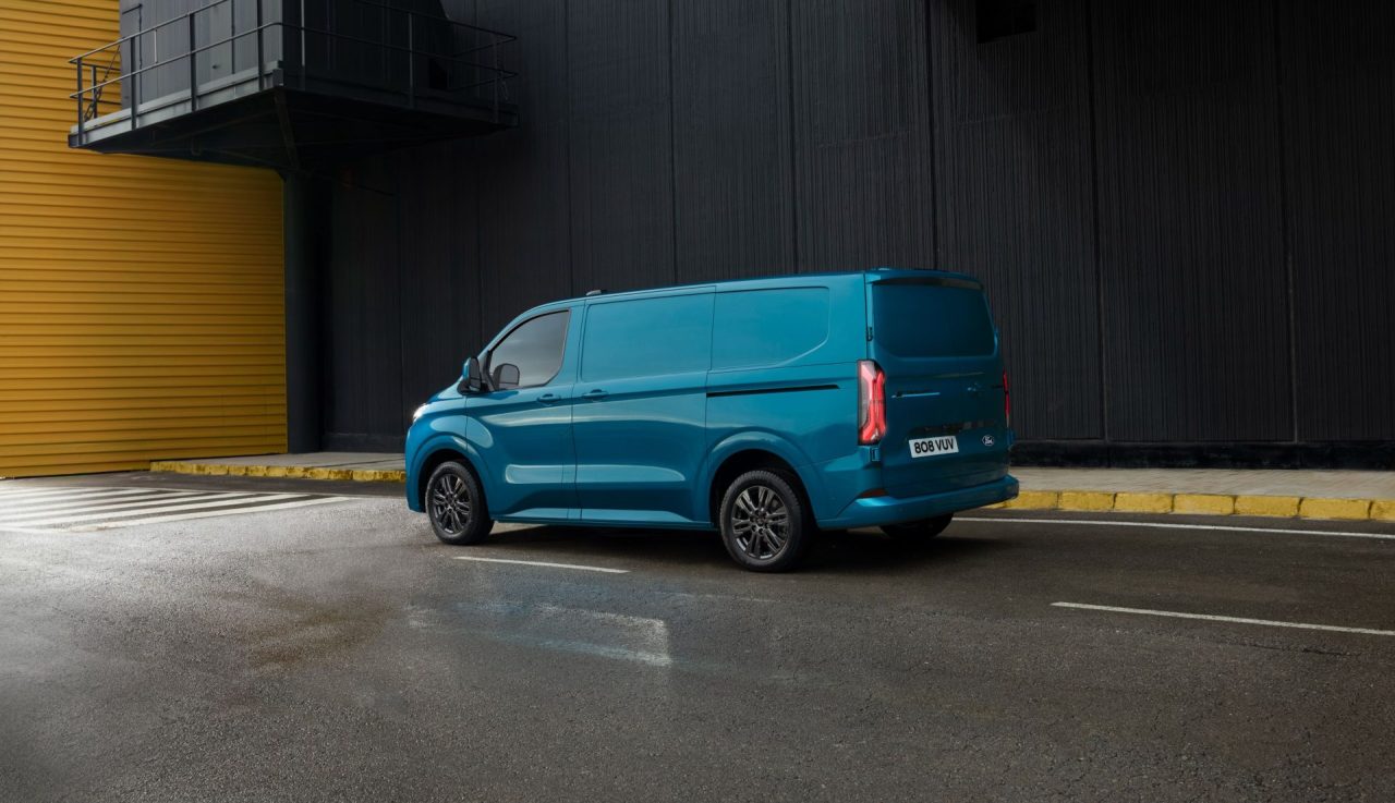 Ford’un merakla beklenen tam elektrikli modeli yeni E-Transit Custom tanıtıldı