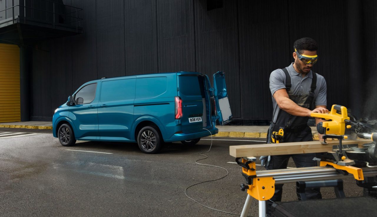 Ford’un merakla beklenen tam elektrikli modeli yeni E-Transit Custom tanıtıldı