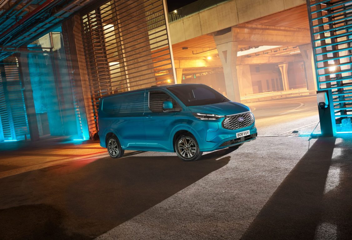 Ford’un merakla beklenen tam elektrikli modeli yeni E-Transit Custom tanıtıldı
