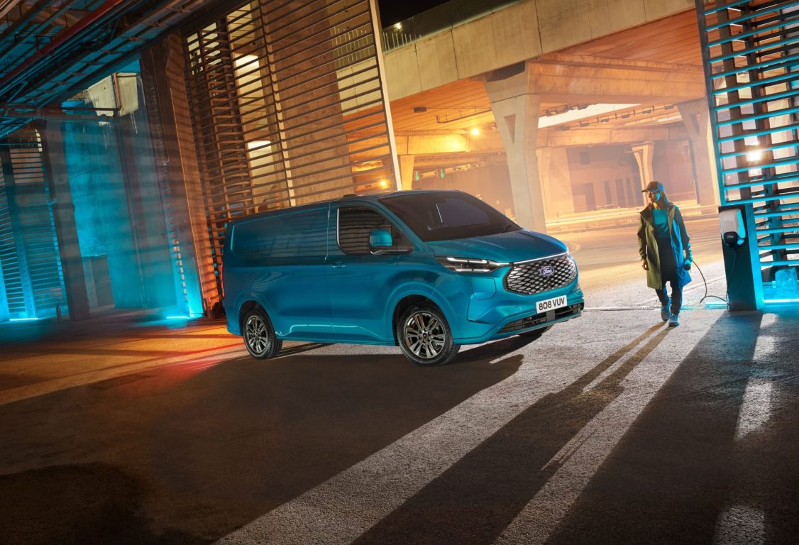 Ford’un merakla beklenen tam elektrikli modeli yeni E-Transit Custom tanıtıldı