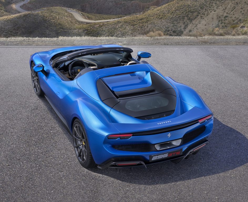 Ferrari 296 GTS modelini ortaya çıkardı