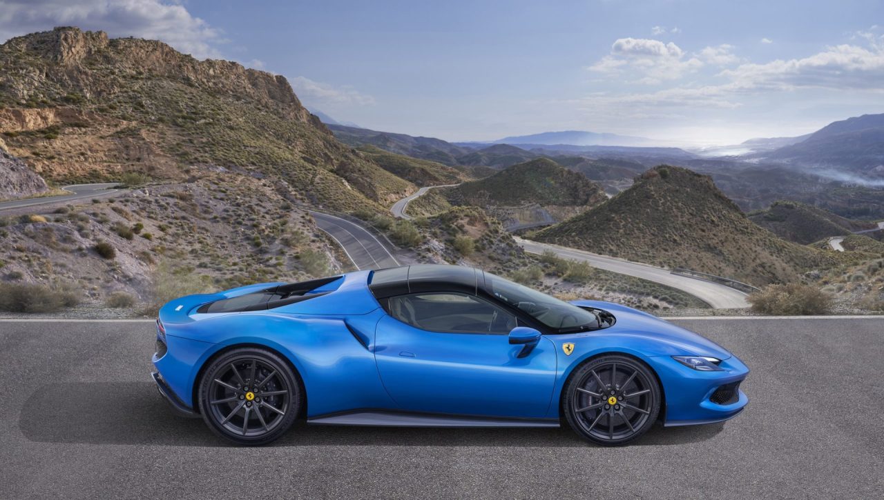 Ferrari 296 GTS modelini ortaya çıkardı