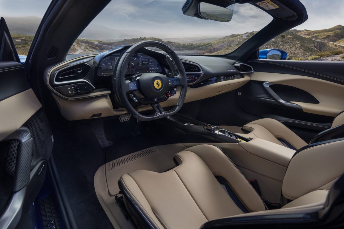 Ferrari 296 GTS modelini ortaya çıkardı