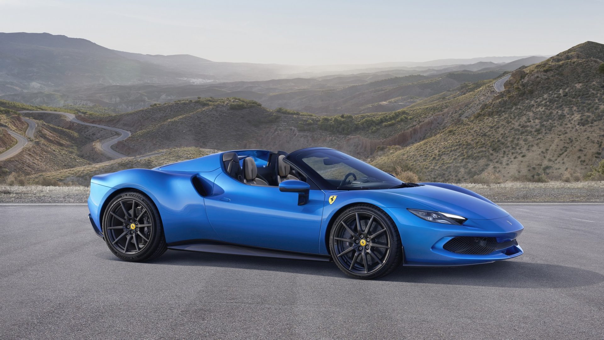 Ferrari 296 GTS modelini ortaya çıkardı