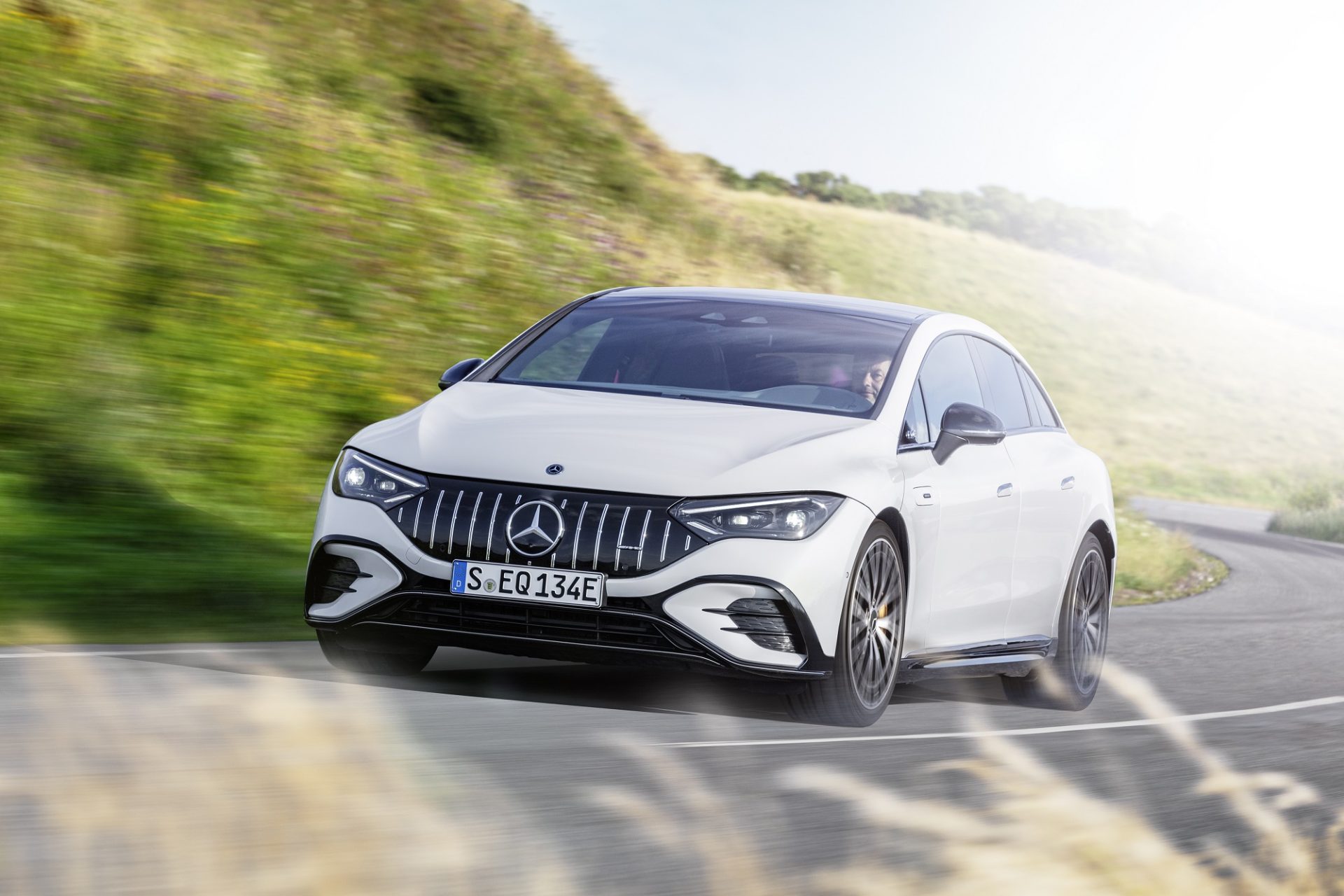 Mercedes EQE sportif elektrikli sedan satışa sunuldu