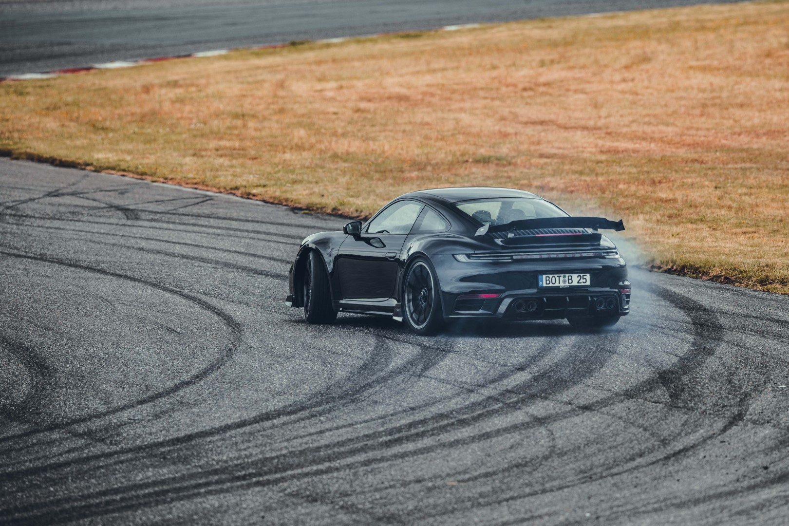 Porsche 911 Turbo S'in en hızlı hali : Brabus 820 Coupe & Cabriolet