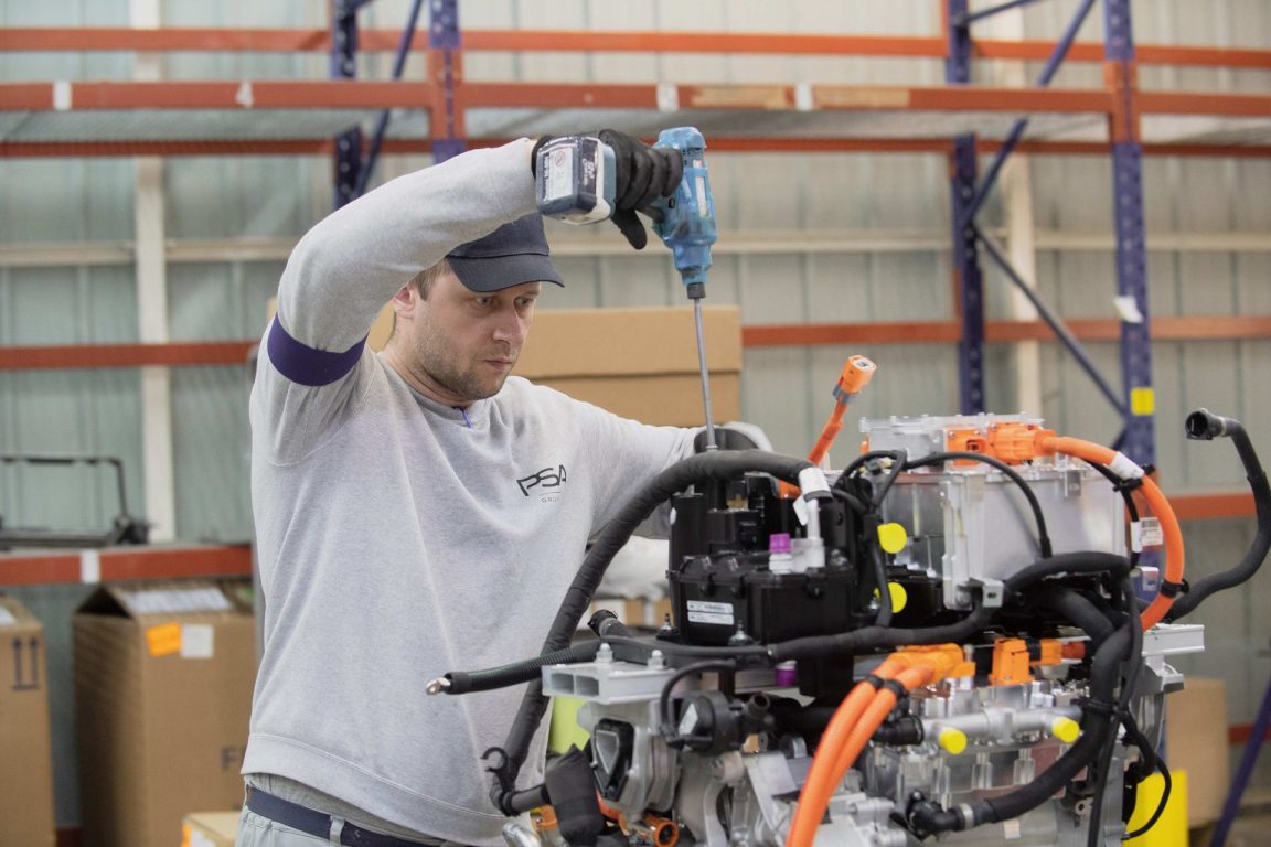 Peugeot elektrikli modellerin perdesini aralıyor